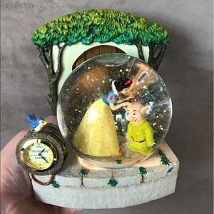 Snow White and Dopey Snow globe